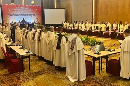 I membri si sono riuniti nella Sala Capitolare dopo la Messa