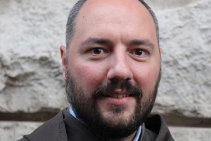 Carmelita sirve como di&aacute;cono en misas papales